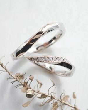 ラベンダーゴールドの輝きを結婚指輪の中央へ