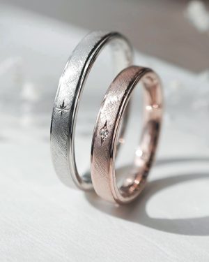 格子状の表面加工を施した結婚指輪